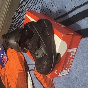 Krew's Closet- nike huarache run shoes